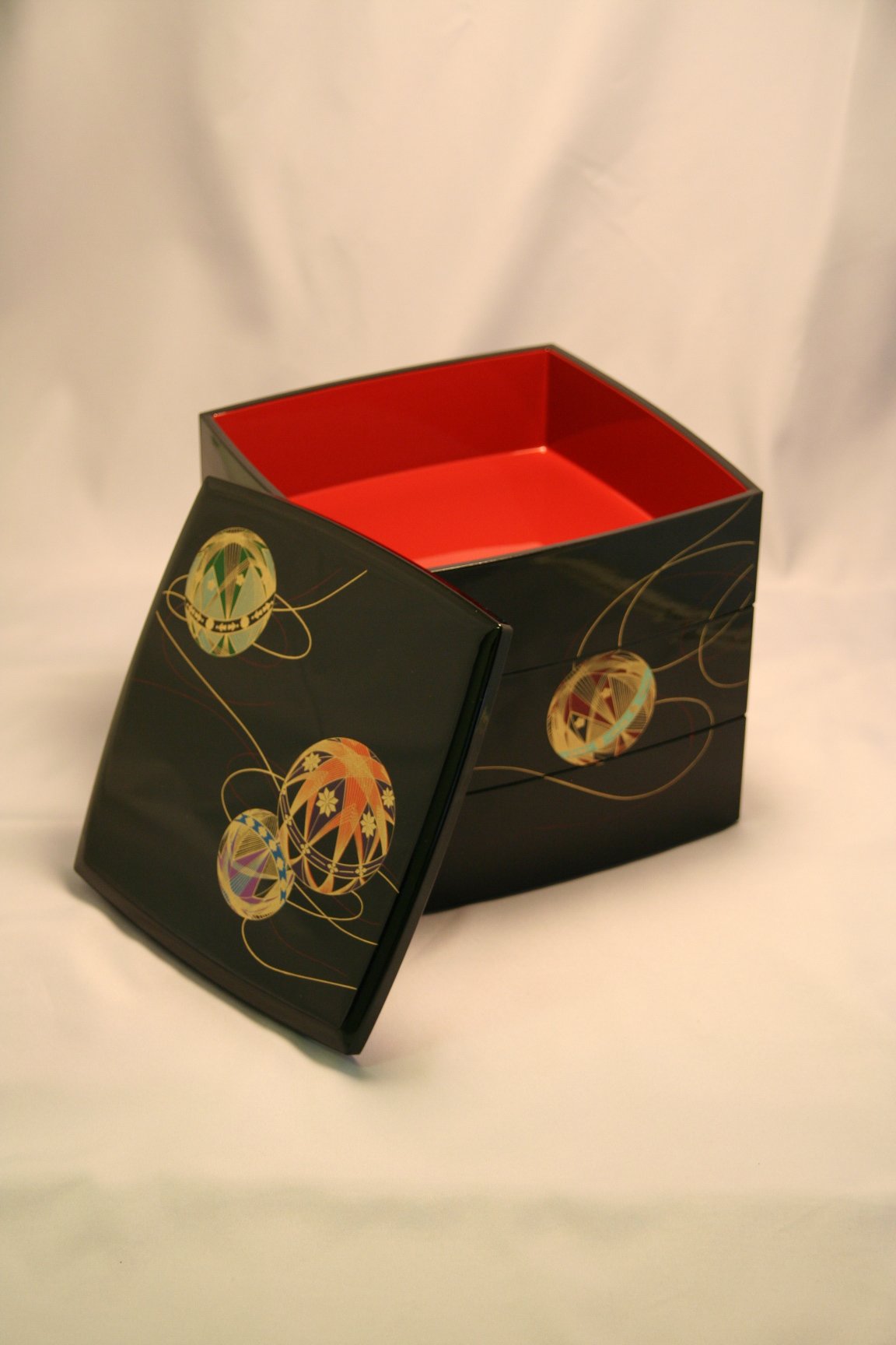 【秀衡塗】 外黒内朱 花菖蒲 三段重 秀衡塗】 外黒内朱 花菖蒲 三段重